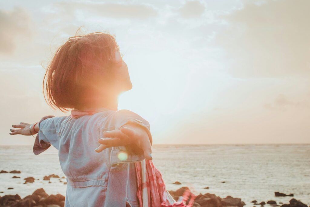 femme face au soleil libération émotionnelle fertilité